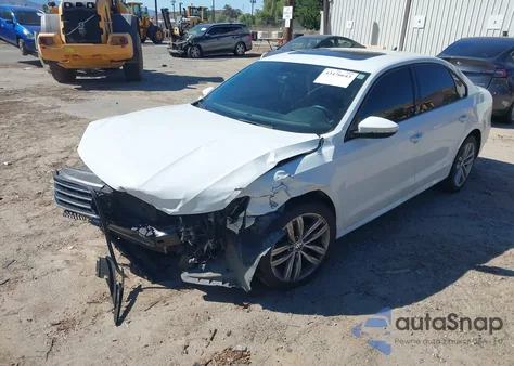 2019 Volkswagen Passat 2.0T Wolfsburg Edition z USA, uszkodzony, nr VIN 1VWLA7A39KC004266